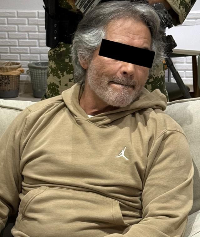 emeequis's tweet photo. #ÚLTIMAHORA 🚨 El titular de la @SSPCMexico, Omar García Harfuch, dio a conocer la detención en Paraguay de Hernán Bermúdez Requena, ex secretario de Seguridad de Tabasco y líder de La Barredora, grupo ligado al CJNG dedicado a extorsión, tráfico de personas y drogas. 

Bermúdez también fue titular de Seguridad durante el gobierno de @adan_augusto en Tabasco #Seguridad #Narco