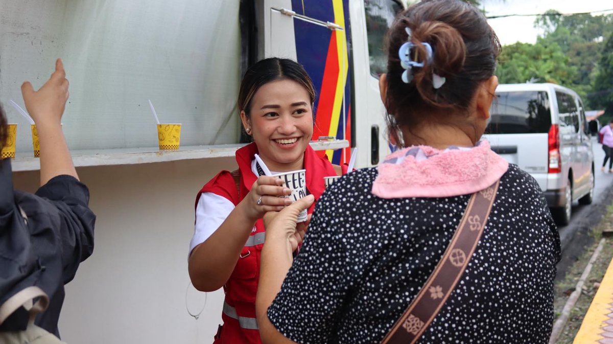 DSWDfo7's tweet photo. LOOK: The Department of Social Welfare and Development Field Office 7, through its Mobile Kitchen, distributed hot meals to attendees of the Handog ng Pangulo: Serbisyong Sapat Para Sa Lahat activity at the Provincial Capitol of Cebu on Saturday, September 13, 2025. @dswdserves https://t.co/nWYpJZLfoo