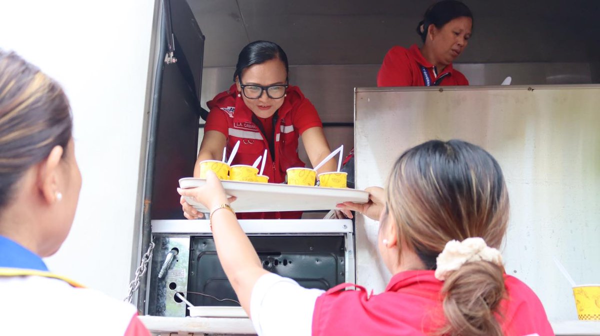 DSWDfo7's tweet photo. LOOK: The Department of Social Welfare and Development Field Office 7, through its Mobile Kitchen, distributed hot meals to attendees of the Handog ng Pangulo: Serbisyong Sapat Para Sa Lahat activity at the Provincial Capitol of Cebu on Saturday, September 13, 2025. @dswdserves https://t.co/nWYpJZLfoo