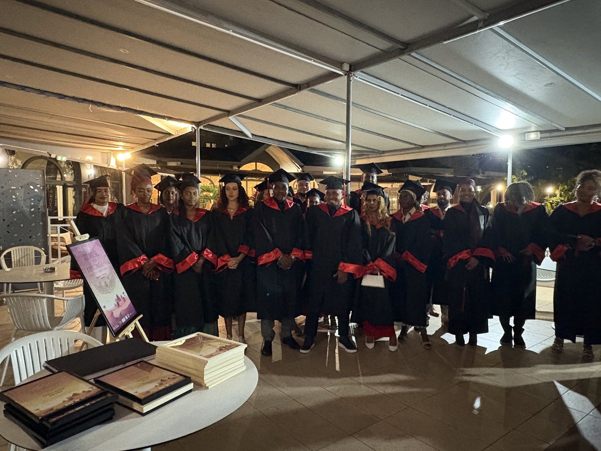 Très belle cérémonie de remise des diplômes pour la promo 24-35 Neb Maât du <a href="/DroitPublicRUN/">Master Droit public de La Réunion</a> dont nombreux sont ceux déjà insérés professionnellement ! Mes chaleureuses félicitations !
Comme un relais entre générations, la promo suivante était présente et s’est baptisée GAIA !