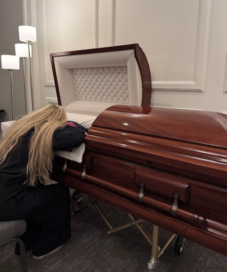 mo_free_nig's tweet photo. @RealCandaceO If this doesn’t rip your soul apart, you don’t have one.

This is Erika—broken, collapsed on her husband’s coffin.

And there are vile, godless ghouls out there who actually celebrate this. It’s not just sick—it’s inhuman. https://t.co/nxbuKQO65Y