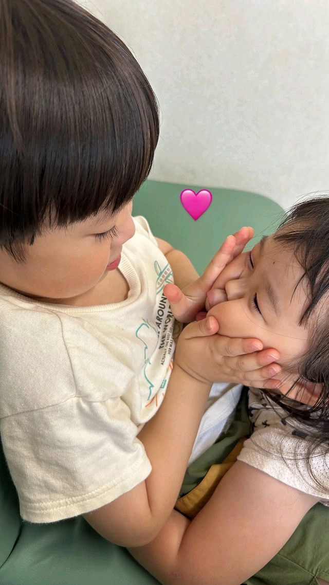 Pulang sih pulang, tapi harus banget bermesraan di depan kita beginiii 🤨

- Jovan