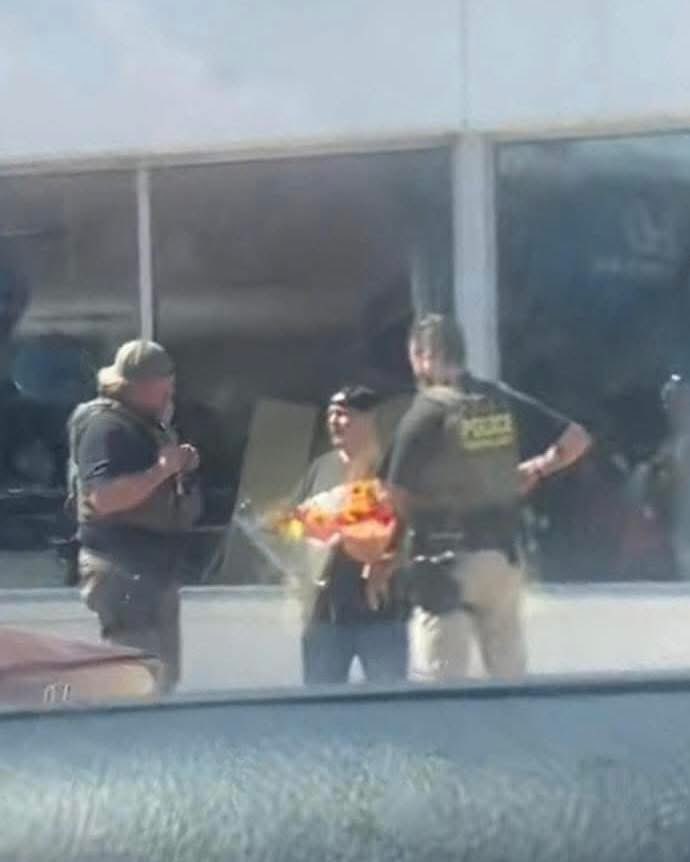 LAURA_N_ROD's tweet image. I spoke to the family of the flower vendor arrested in Archer Heights last Sunday. He has become the face of Trump’s immigration crackdown in Chicago.
The father was deported to Mexico within 72 hours. No criminal history. chicagotribune.com/2025/09/12/flo…