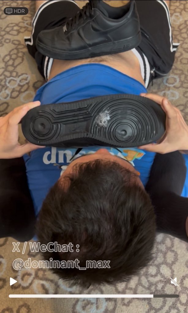 dominant_max's tweet photo. 鞋刷还是洗袜机，想把狗狗眼M��化成什么工具？
清理干净的奖励不只有口水😈 转发看它更下贱地被使用

Love to objectify good boy into mindless shoe brush and sock cleaner. Worshipping my feet is a privilege you have to earn

🐶: @mnulizengzhong https://t.co/VtpzE6sEbi