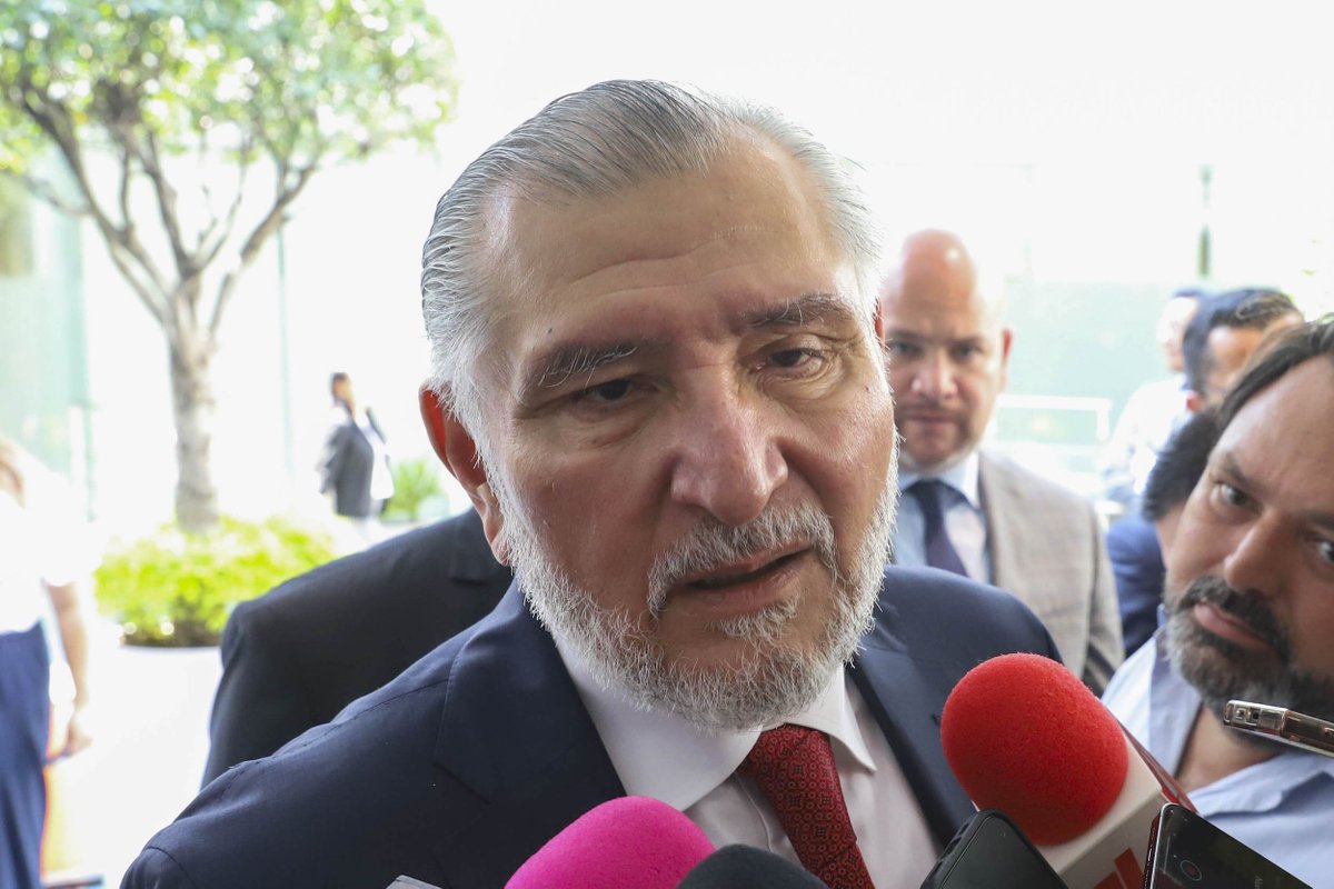 🗳📌 DETIENEN AL EX SECRETARIO DE SEGURIDAD DE ADÁN AUGUSTO

¿Adán Augusto estará preocupado o lo blindarán?

El exsecretario de Seguridad de Tabasco, Hernán Bermúdez Requena, alias “El Abuelo” o “Comandante H”, fue detenido en Paraguay tras meses prófugo. 

Es señalado como