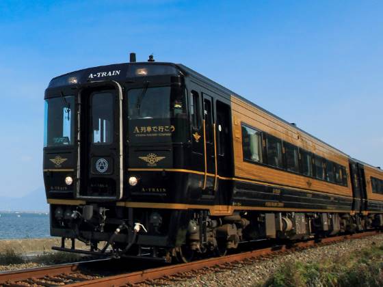 残席僅か！＼9月23日(火祝)出発✨／
特急 #a列車で行こう に乗車！魅力の天草満喫 日帰り旅
ジャズの名曲が流れ海辺を走る大人のための ＃観光列車🚃
全席 ＃オーシャンビュー のレストランで海を眺めながらの ＃天草 旬魚のランチや ＃世界遺産 ＃三角西港 にもご案内！
yoyaku.nishitetsutravel.jp/TourDetail.asp…