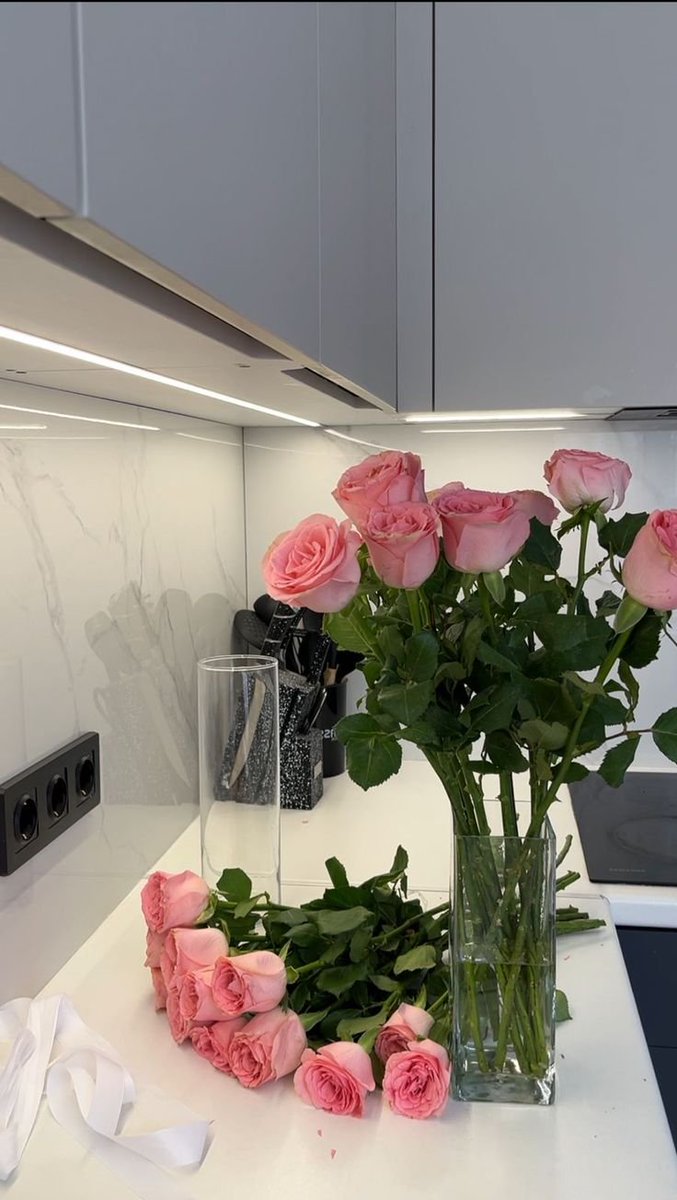 FoolishHexrt's tweet image. My weekend starts with flowers at home. 🌸