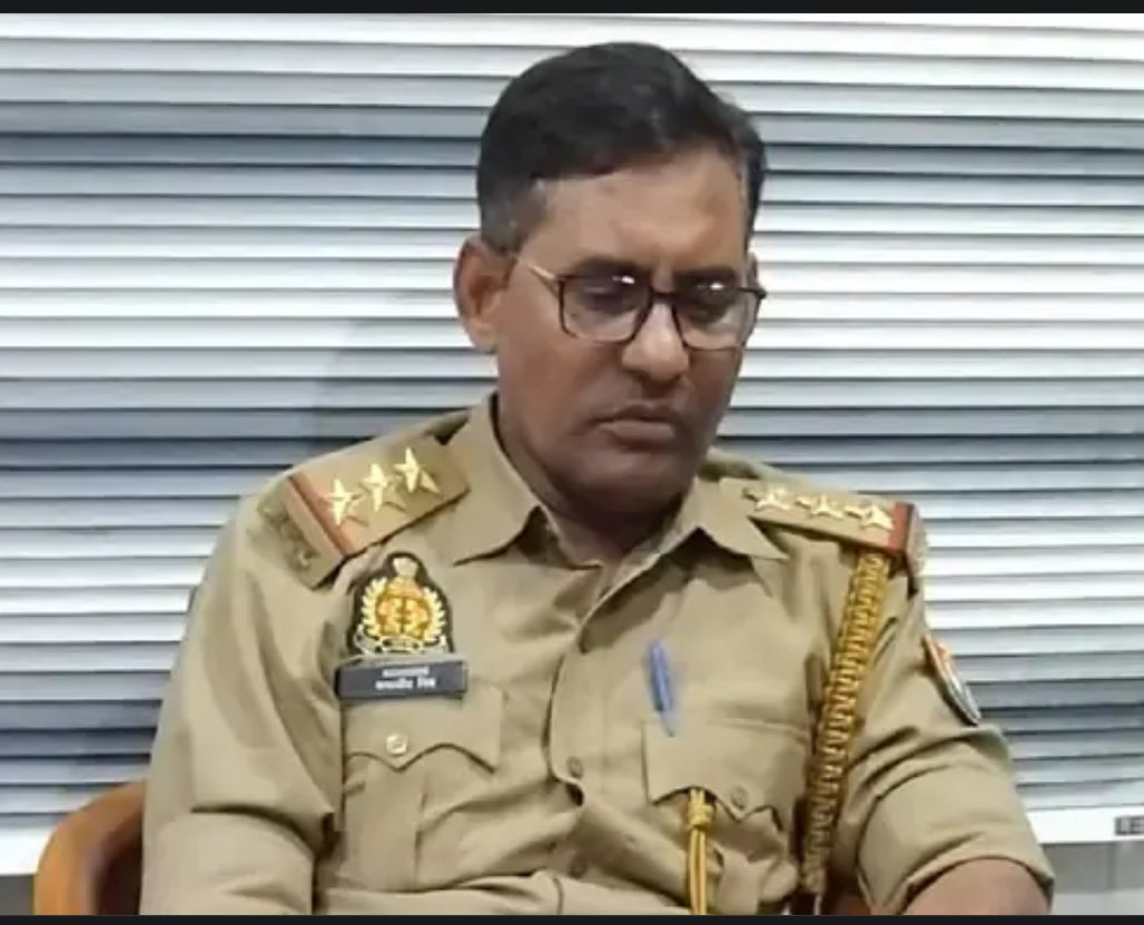 #कानपुर के #अखिलेशदुबे मामले में जांच के लिए बनी SIT ने #इंस्पेक्टर सभाजीत मिश्रा को गिरफ़्तार किया…

कल पूरे दिन चली पूछताछ के बाद इंस्पेक्टर को रात में गिरफ्तार किया गया 

गिरफ्तार होते ही इंस्पेक्टर साहब ज़ोर ज़ोर से चिल्ला कर रोने लगे कि बड़े अधिकारियों को पकड़िए जिनके आदेश