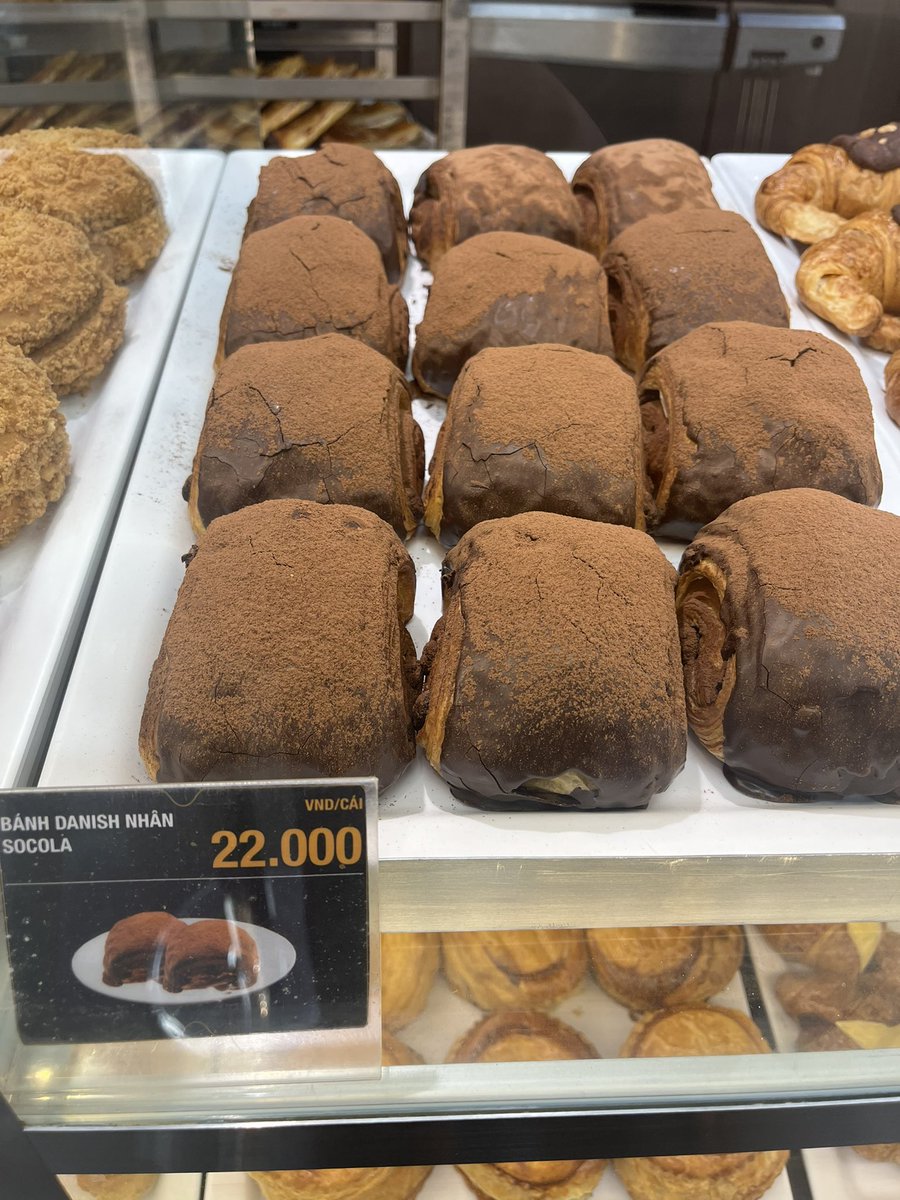 Chobin_JGC's tweet image. #ホーチミン🇻🇳１日目 
お昼ごパン😈
・中身空洞もちもちゴマパン
・ニンニクチーズパン（激甘w）
・チョコデニッシュ
まさかニンニクとチーズが甘いとは思わなんだ🤣
チョコデニッシュがパリッパリでチョコも甘過ぎず最高でした🤤優勝🎊
#Chobin2509越南 #eMart