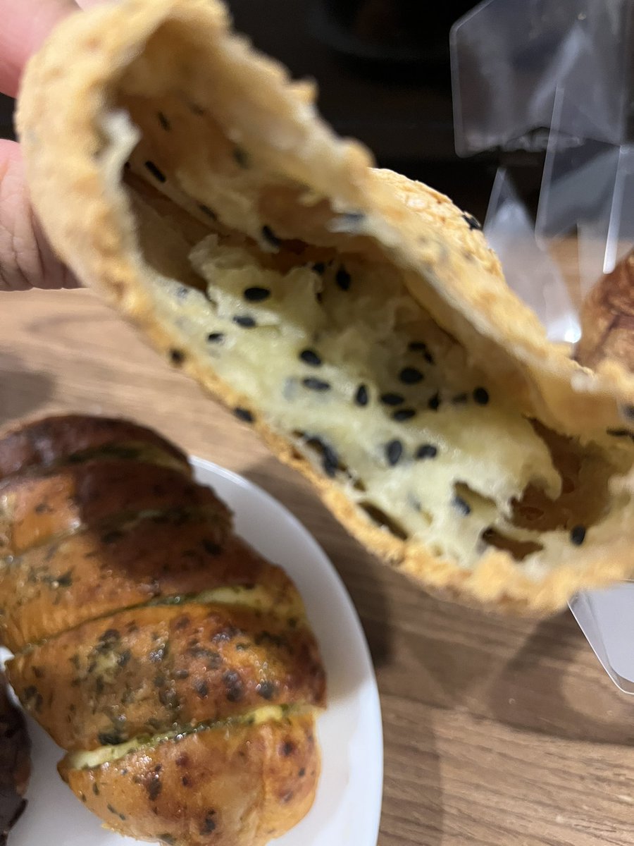 Chobin_JGC's tweet image. #ホーチミン🇻🇳１日目 
お昼ごパン😈
・中身空洞もちもちゴマパン
・ニンニクチーズパン（激甘w）
・チョコデニッシュ
まさかニンニクとチーズが甘いとは思わなんだ🤣
チョコデニッシュがパリッパリでチョコも甘過ぎず最高でした🤤優勝🎊
#Chobin2509越南 #eMart