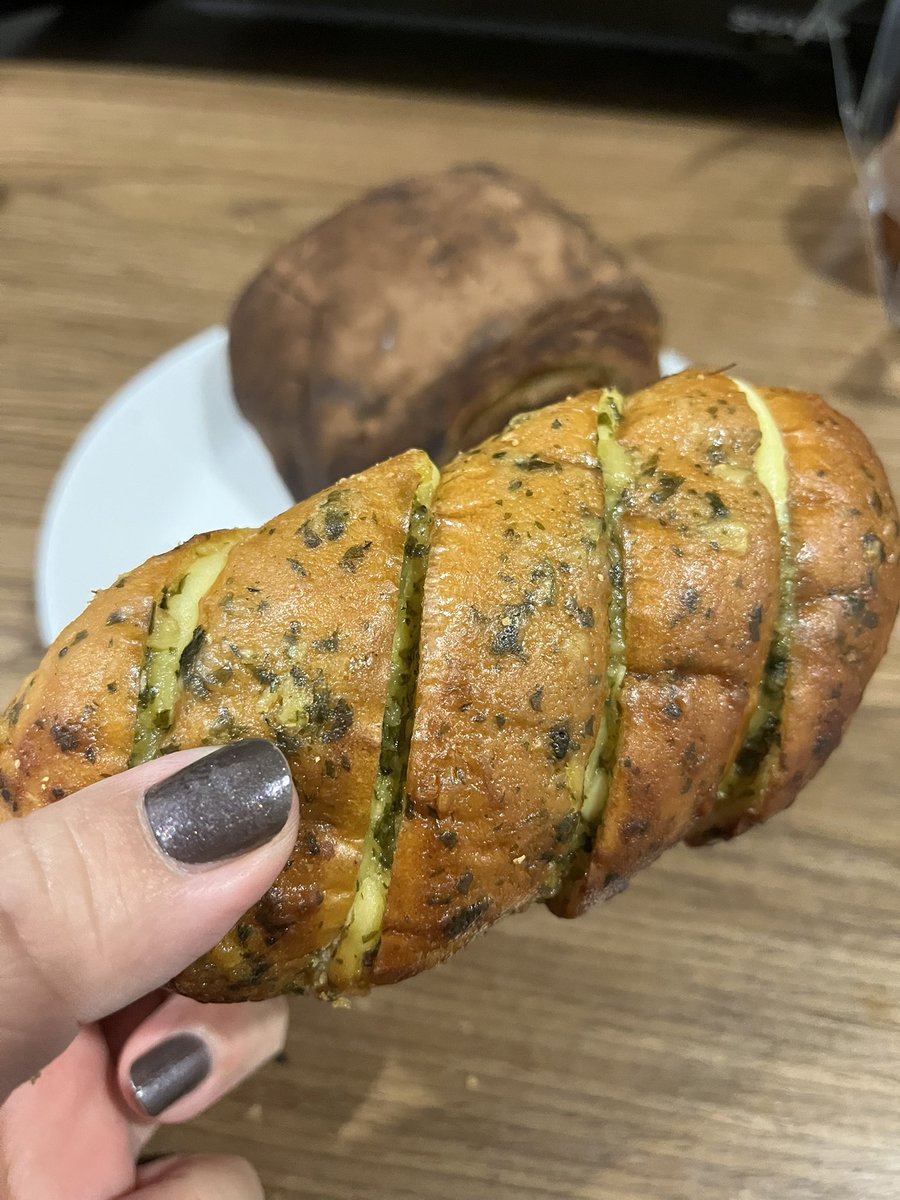 Chobin_JGC's tweet image. #ホーチミン🇻🇳１日目 
お昼ごパン😈
・中身空洞もちもちゴマパン
・ニンニクチーズパン（激甘w）
・チョコデニッシュ
まさかニンニクとチーズが甘いとは思わなんだ🤣
チョコデニッシュがパリッパリでチョコも甘過ぎず最高でした🤤優勝🎊
#Chobin2509越南 #eMart