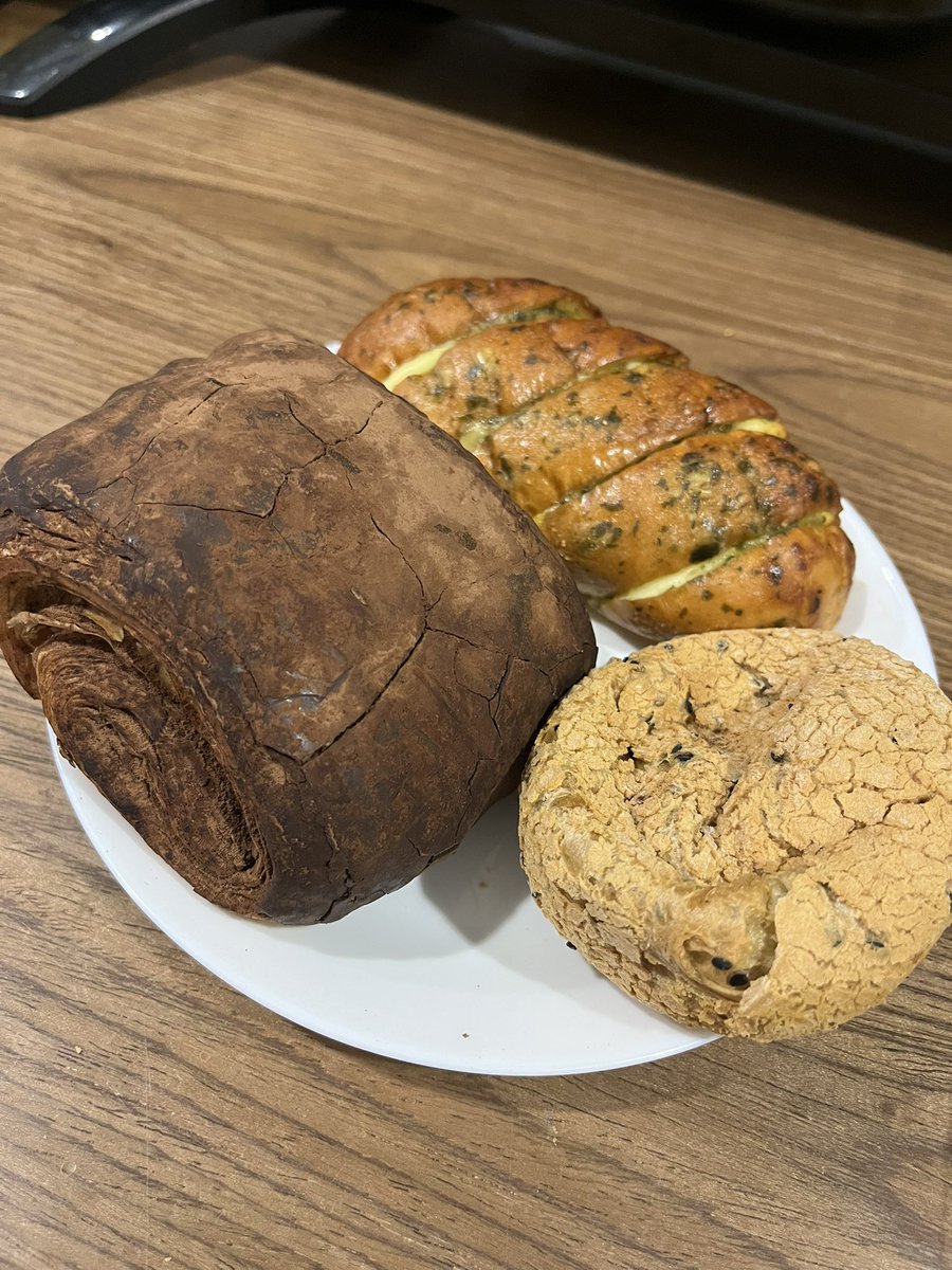 Chobin_JGC's tweet image. #ホーチミン🇻🇳１日目 
お昼ごパン😈
・中身空洞もちもちゴマパン
・ニンニクチーズパン（激甘w）
・チョコデニッシュ
まさかニンニクとチーズが甘いとは思わなんだ🤣
チョコデニッシュがパリッパリでチョコも甘過ぎず最高でした🤤優勝🎊
#Chobin2509越南 #eMart