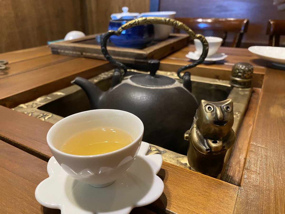 Estwayroom's tweet photo. ／
 台湾の「九份茶房」 へ🍵
＼

今回は海外編で「台湾・九份」🇹🇼

100年以上前に建てられた家屋で
歴史的でリノベで現代的にも感じる素敵な空間でした🌱

茶葉も沢山種類があり、
余ったらお土産として持ち帰れます🙆‍♂️

九份に訪れた際には
立ち寄ってみてはいかがでしょうか🚶

#九份茶房
#台湾旅行 https://t.co/ysKAtqCPoN