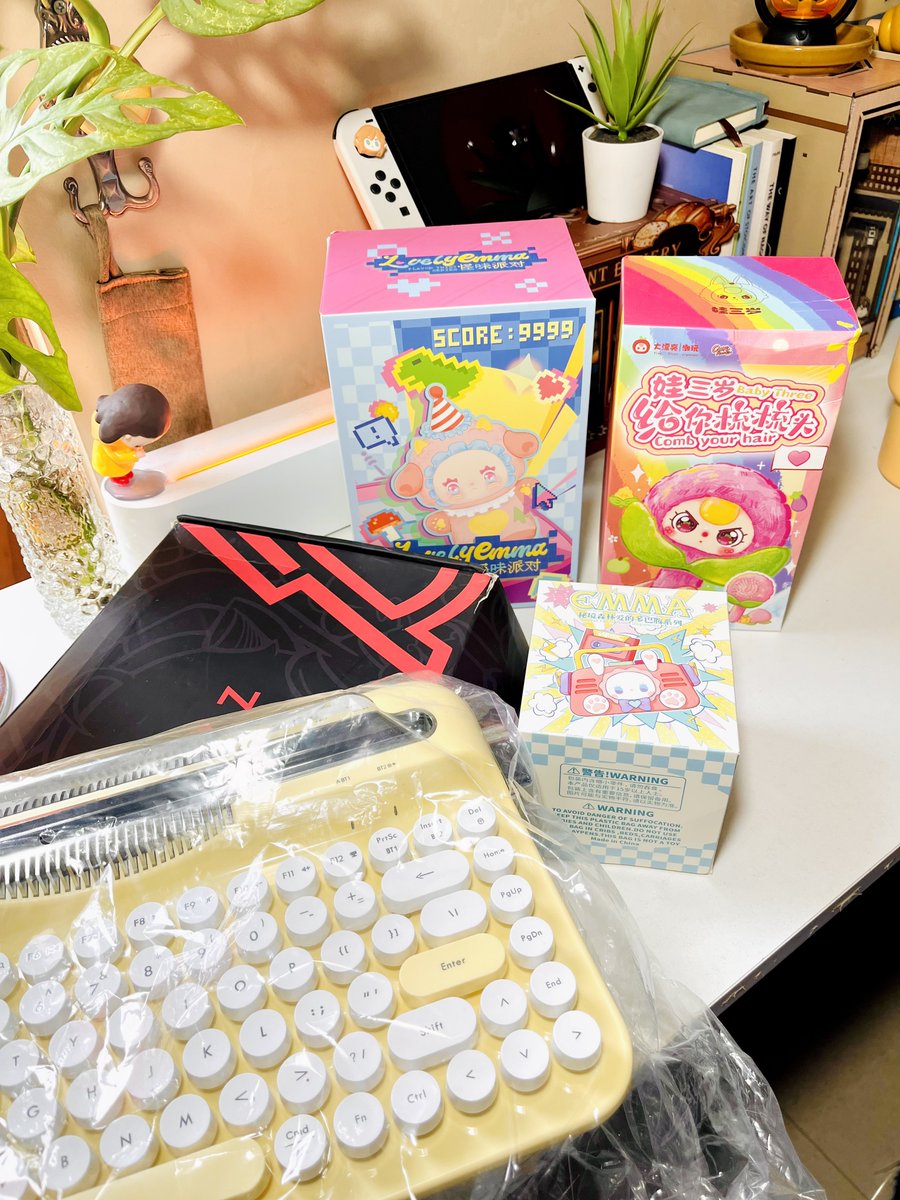 rubydumppp's tweet image. guys aku rencananya mau giveaway-in ini semua malem ini, jadi ntar yang menang ada 4 orang (1 keyboard, 2 Bag Charm, 1 Figure). Pada mau gaa? UNSEALED tapi yaaa~ kalau rameeee aku bakal share giveawaynya ntar malem 😚😚😚😚😚