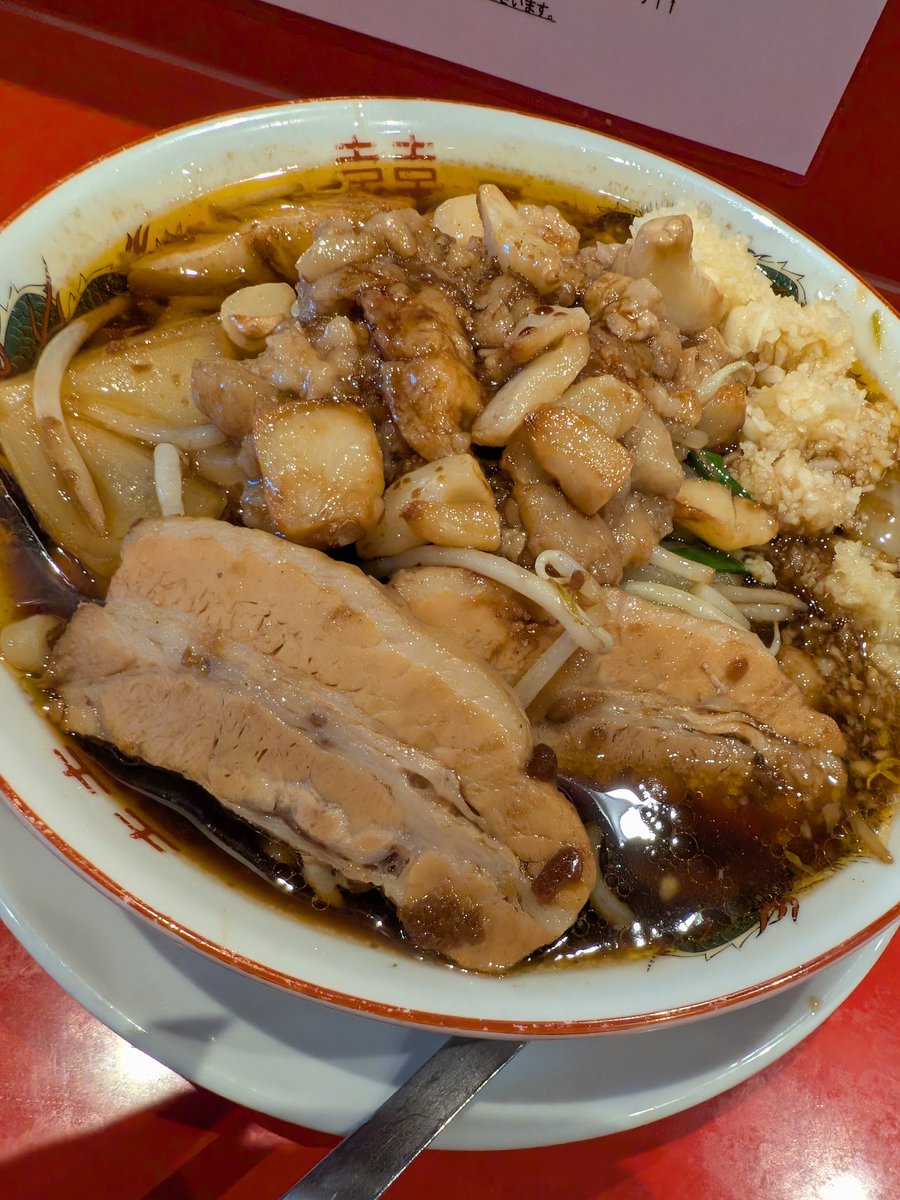 気になってたラーメン屋さんでお昼！ニンニクな気分だったしスタミナつきそう！！