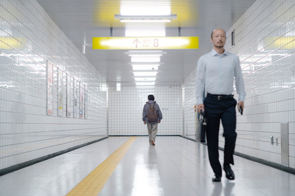 nerd_tex's tweet image. 『8番出口』は「どれだけ周囲の変化に気を配れるか」を試すゲームだったけど、映画はそこを軸として「どれだけ現実に関心を抱いているか？」を試す話として肉付けしてるの、ナイスすぎるでしょ❢❢

無味乾燥だった異変の1つ1つに、感情的な血を巡らせる脚本術に拍手喝采です👏👏👏