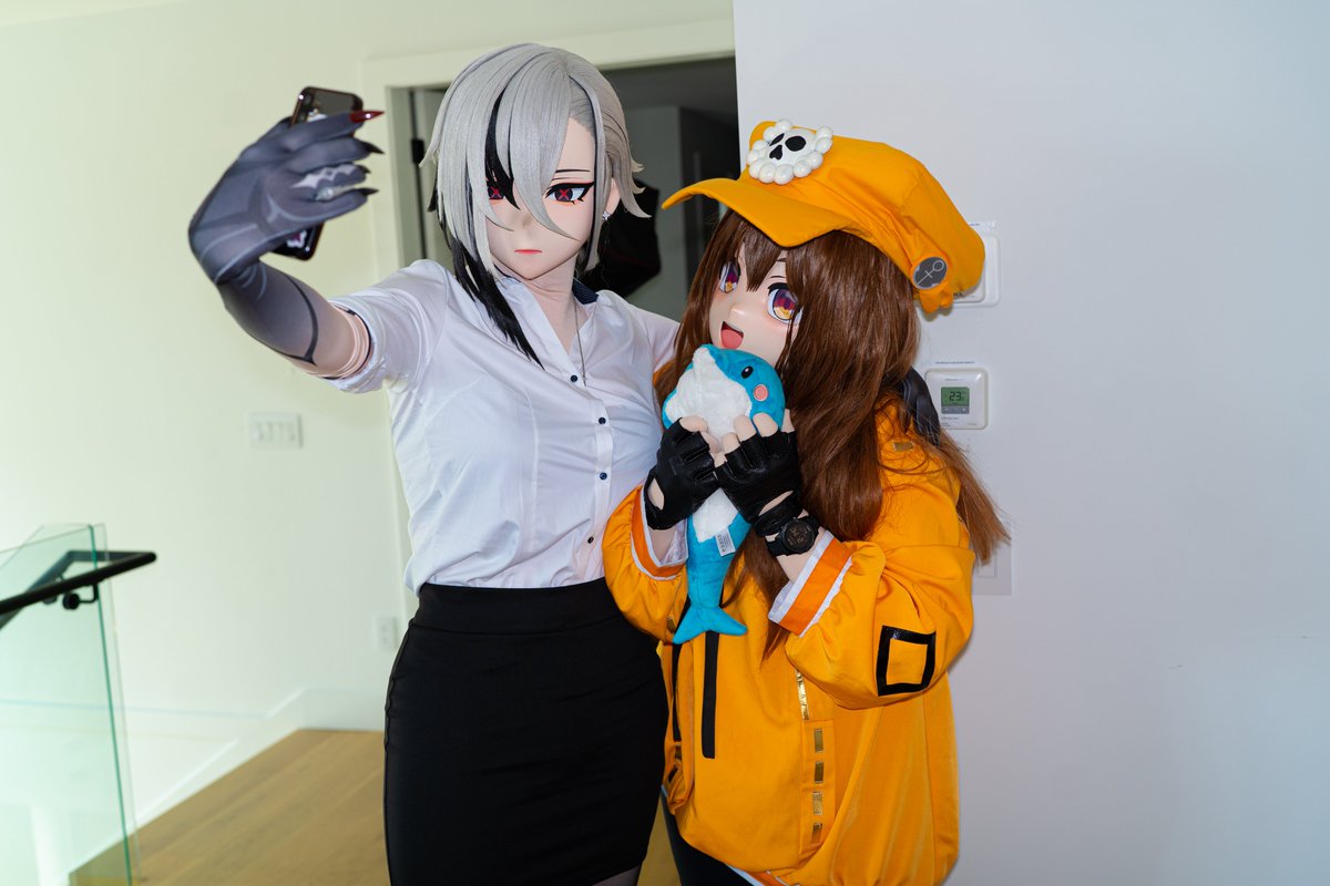 Making new friends. With <a href="/manic_kig/">Manic</a> and Mr. Dolphin! 🐬

📸: <a href="/rururore/">RURU</a> 

#kigurumi #着ぐるみ