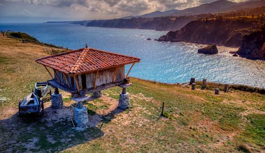 ¡Mañana a Cadavéu! pueblu del Padre Galo. Vamos tar tola mañana nel Mercáu de La Paradiel.la. Día perguapu pa dir a La Regalina, a la casa del Padre Galo y al mercáu artesanu del occidente. Recuerda: si yes profe d'asturianu hai descuentu por 2/3 unidaes de Cosadiella
