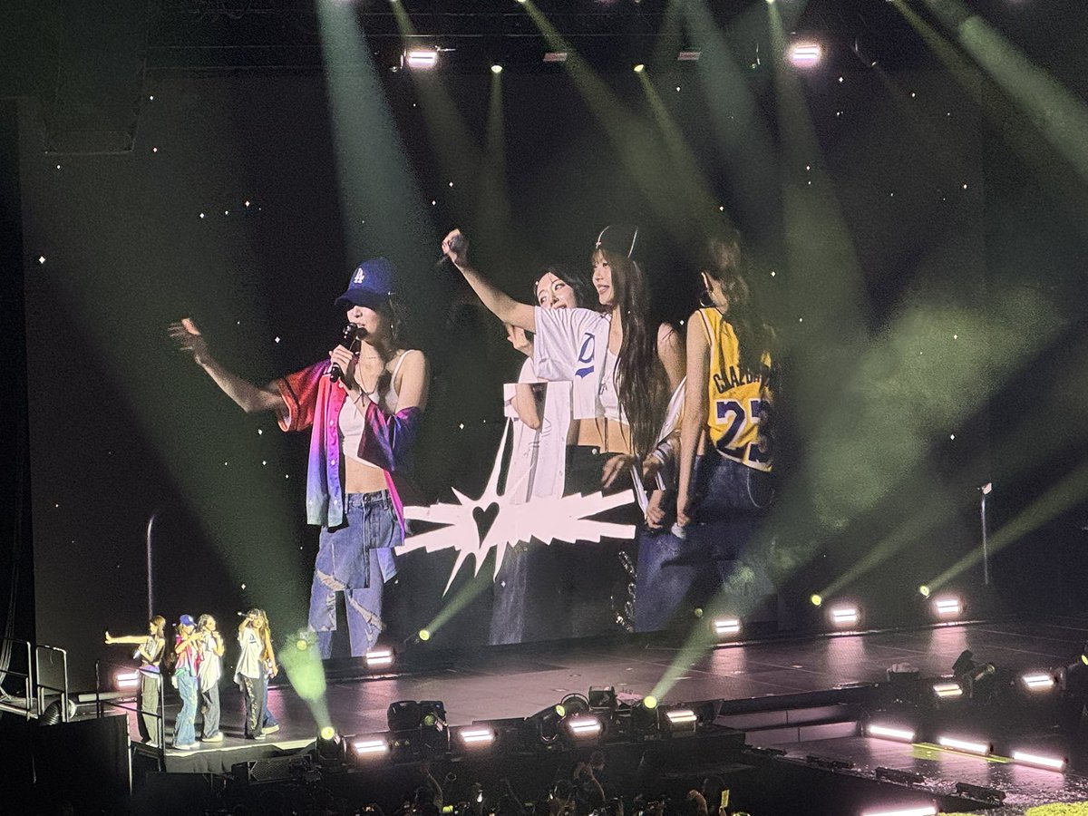 illusivezebra's tweet photo. Got to see them debut, got to see their first touring show in LA✨ LE SSERAFIM 💖 https://t.co/FuFnnG2y9n