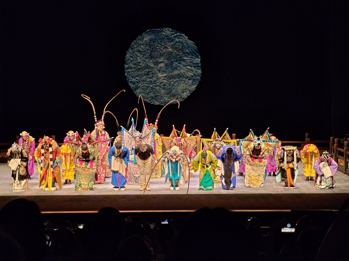 今天又是看戲日
現在剛看完戲坐在返家捷運上打感想
第一次看這武場很多的戲
那三連朝天蹬後單腳蹲
那耍的一手好雙槍與八大錘車輪戰
光上半場就覺得值回票價

陸文龍演員唱的稚氣未脫
演的很符合戲中16歲的年紀
陸老爺的開頭武場也是讓我印象深刻🥹
#縣長出巡