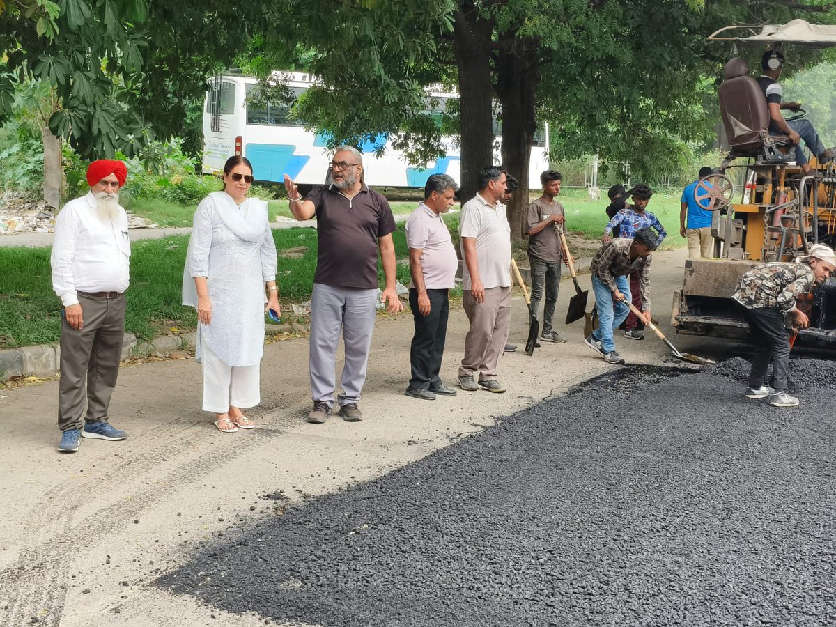 hkbabla's tweet photo. Surprise inspection at the ongoing V3 road repair on Sector 52–61 dividing road. Ensuring quality work and timely completion for smoother, safer roads for residents. 🚧
#Chandigarh #RoadRepair #MayorInAction #Development #BetterRoads #PublicService #Infrastructure #CityDevelopment #UrbanCare #ForThePeople #RoadSafety #OnGround #CommunityFirst #CivicWork #CityProgress