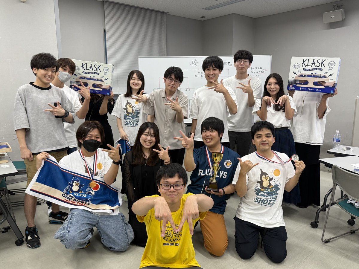 BoardGameMendhi's tweet photo. 無事第二回メンディー杯を終了しました!ベスト3の御三方おめでとうございます!
そして遠くからお越しいただいた参加者の方、大会を観に来てくださった方、配信をご覧になってくれた方、大会を広めてくれた全ての関係者に心から感謝します!!
来年はやる…のかな?
#klasklife
#メンディー杯 https://t.co/HN6bFCU14R