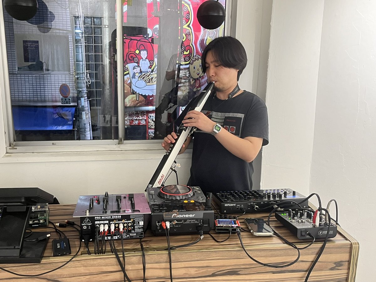 お次はTrash can boyさん！！
チップチューンライブは初との事ですが何やらすごい装備です…！！！どんなサウンドが飛び出すのか…！？

 #chip_icm