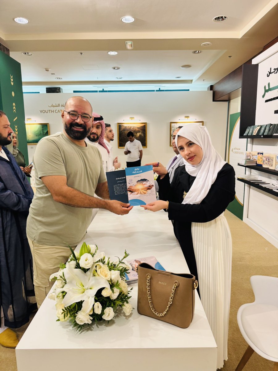 من حفل توقيع ديواني تراتيل المسار إليك وباقي الكتب الفائزة بالمنحة في مهرجان البدر بالفجيرة