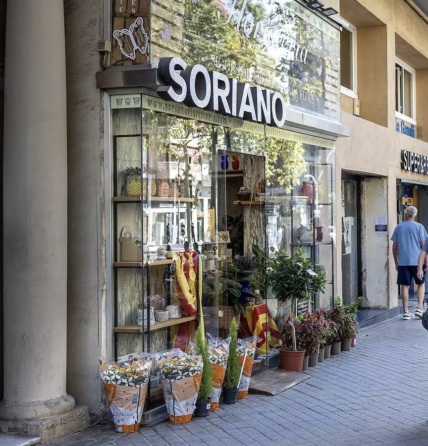 Cuando sea alcalde protegeré al comercio local. La Floristería Soriano, abierta desde los 40 junto a la Sagrada Família, no puede cerrar por un escaparate de 1973 y una normativa posterior que les obliga a gastar 60.000 €. Barcelona debe cuidar su historia, no castigarla.