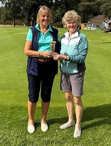Congratulations to Barbara Laird, receiving the Jubilee Vase from Captain Anne O'Neil for a record 18th time as  Club Champion! 👏👏🏆