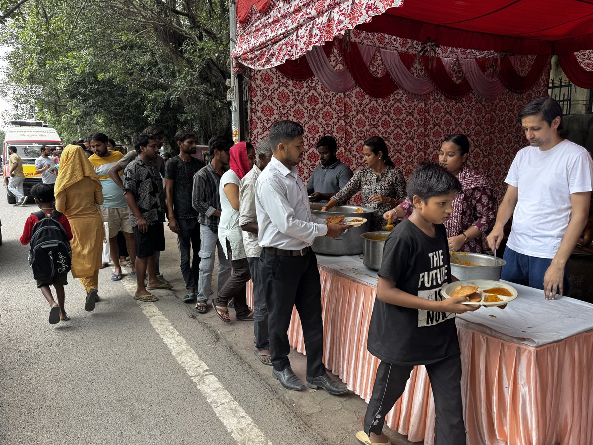 पितृ पक्ष - आज पापा के श्राद्ध पर भंडारा आयोजन किया 

<a href="/RachnaUpadhya/">रचना उपाध्याय Rachna Upadhyay(News 18 India) 😊❣😊</a>