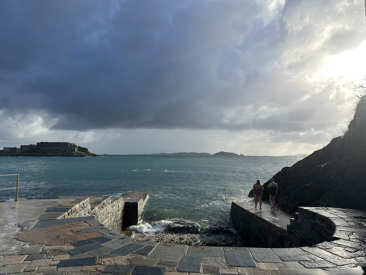 gnsymutterings's tweet image. #seaswimming had a lovely swim at the horseshoe with the most intense rainstorm I’ve ever swam in the sea was dancing with 💦 always a great start to my Saturday