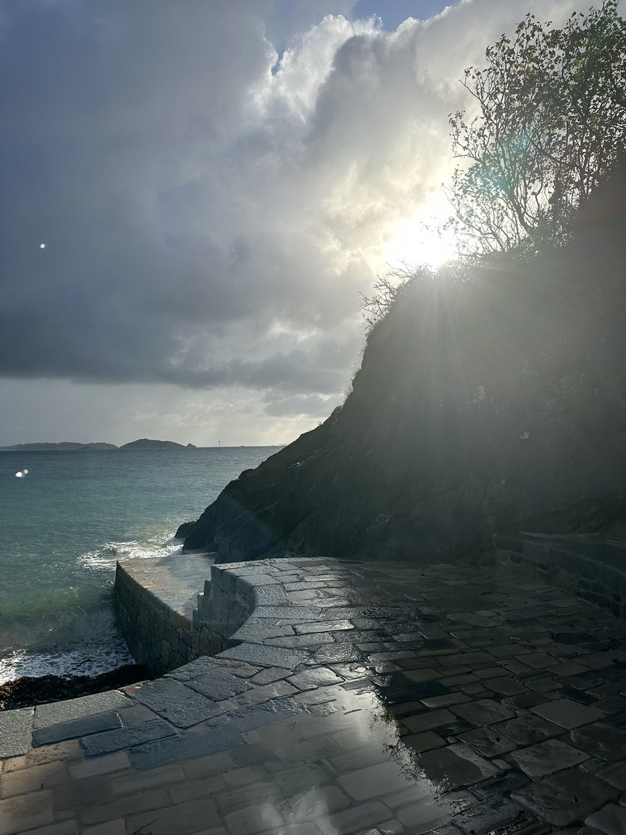 gnsymutterings's tweet image. #seaswimming had a lovely swim at the horseshoe with the most intense rainstorm I’ve ever swam in the sea was dancing with 💦 always a great start to my Saturday