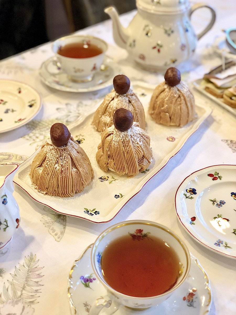 バターと栗をこね回してモンブラン作りましたわ〜！！
室温高くてどろどろ限界モンブランになっちゃいましたけど、冷やしたらいい感じになりましたわ〜！
下手っぴで恥ずかしくてやったこと無かったですけどプレゼントキャンペーンタグ挑戦ですわ！
#ときめきモンブラン
#cottaプレゼントキャンペーン