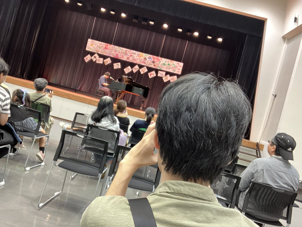 渋川市民会館で開催された「しぶかわアニバーサリーフェスタ」の一コマ。
キテさん自演の「ふもとの猫よ通りなさい」を感慨深く撮影する人。

#渋川アニバーサリーフェスタ #キテ
#ふもとの猫よ通りなさい 
#ねこむすめ道草日記