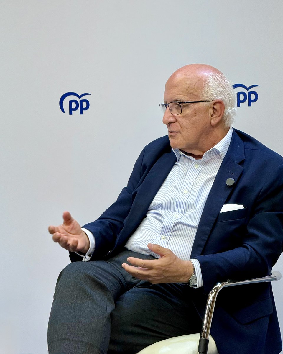 🔵 🇪🇺 “Europa está cambiando y algunas realidades van muy rápido”

Con <a href="/zarzalejosj/">Javier Zarzalejos</a> en el coloquio “Los retos de Euskadi en Europa” junto a <a href="/nnggGIPUZKOA/">NNGG Gipuzkoa</a> 

Claves para que #Euskadi y #España funcionen en una Europa llena de desafíos.