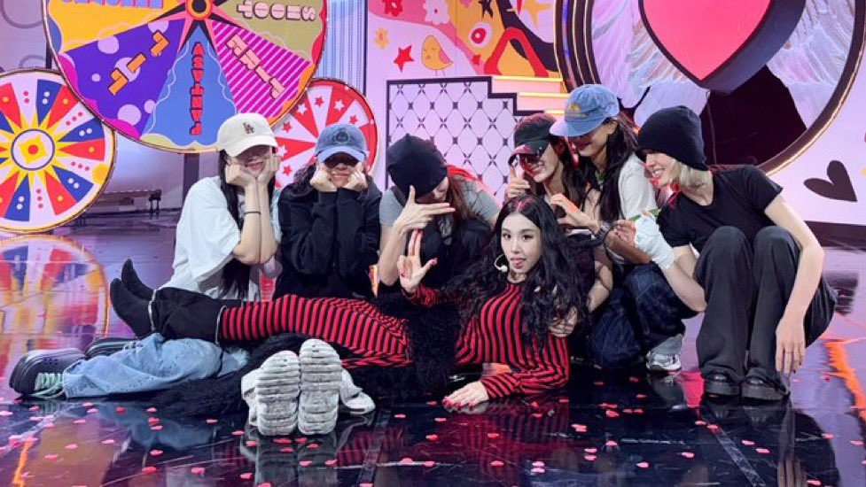 メンバー愛に号泣ㅠㅠㅠㅠㅠㅠㅠㅠ

ソミが集合写真に入ろうとせずに待っていたらナヨンとミナが「おいで！」って呼んだらしい😭😭😭😭😭😭😭
SIXTEENファミリー泣けるㅠㅠㅠㅠㅠㅠㅠㅠ