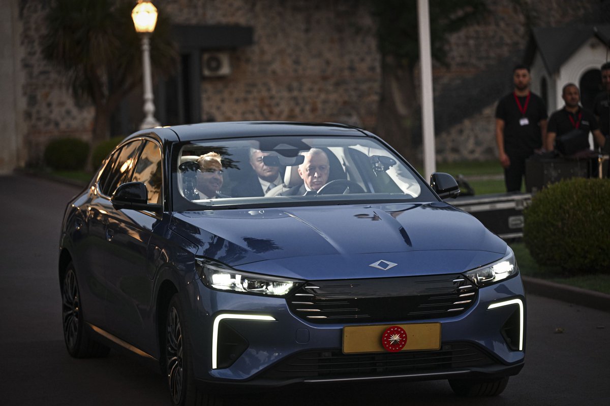 RTErdogan's tweet image. Yerli ve millî otomobilimiz Togg’un T10F modelinin Tip Onay Belgesi’ni verdik. 

İnşallah 15 Eylül Pazartesi Türkiye’de, kısa süre sonra da Avrupa’da satışa sunulacak olan T10F, ilk modelimiz T10X ile birlikte gurur kaynağımız olacak. 

Hayırlı, uğurlu olsun. 🇹🇷