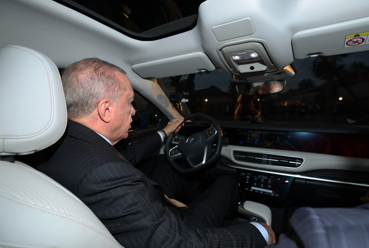RTErdogan's tweet image. Yerli ve millî otomobilimiz Togg’un T10F modelinin Tip Onay Belgesi’ni verdik. 

İnşallah 15 Eylül Pazartesi Türkiye’de, kısa süre sonra da Avrupa’da satışa sunulacak olan T10F, ilk modelimiz T10X ile birlikte gurur kaynağımız olacak. 

Hayırlı, uğurlu olsun. 🇹🇷