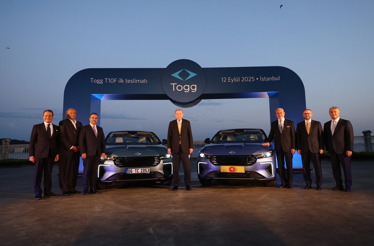 RTErdogan's tweet image. Yerli ve millî otomobilimiz Togg’un T10F modelinin Tip Onay Belgesi’ni verdik. 

İnşallah 15 Eylül Pazartesi Türkiye’de, kısa süre sonra da Avrupa’da satışa sunulacak olan T10F, ilk modelimiz T10X ile birlikte gurur kaynağımız olacak. 

Hayırlı, uğurlu olsun. 🇹🇷
