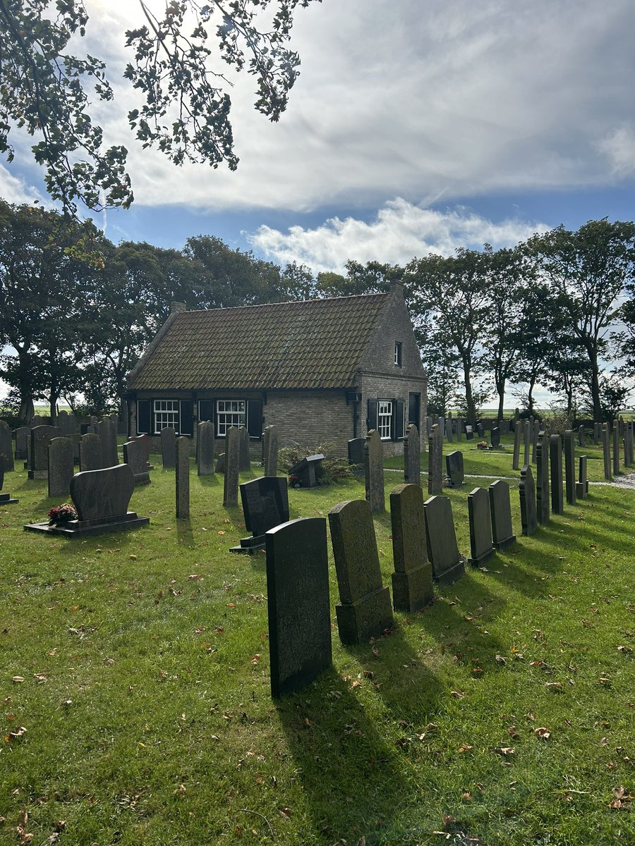Wat ligt er in het baarhuisje op de begraafplaats in #Ballum? Altijd al even willen kijken? Dit is je kans! <a href="/JacobRoep/">Jacob Roep</a> vertelt je alles over de grootste grafzerk van #Fryslan van de familie Van Cammingha. Een van de rijkste adellijke families. #openmonumentendag #omd2025 #ameland