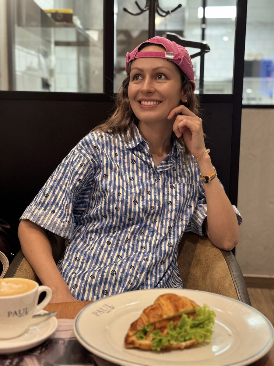 Хочу есть круассаны, ходить в дурацкой шапке, смеяться дурацким шуткам и ничего не решать.
Вообще! 

Взрослая жизнь в очередной раз доказала, что она отстой. 😩