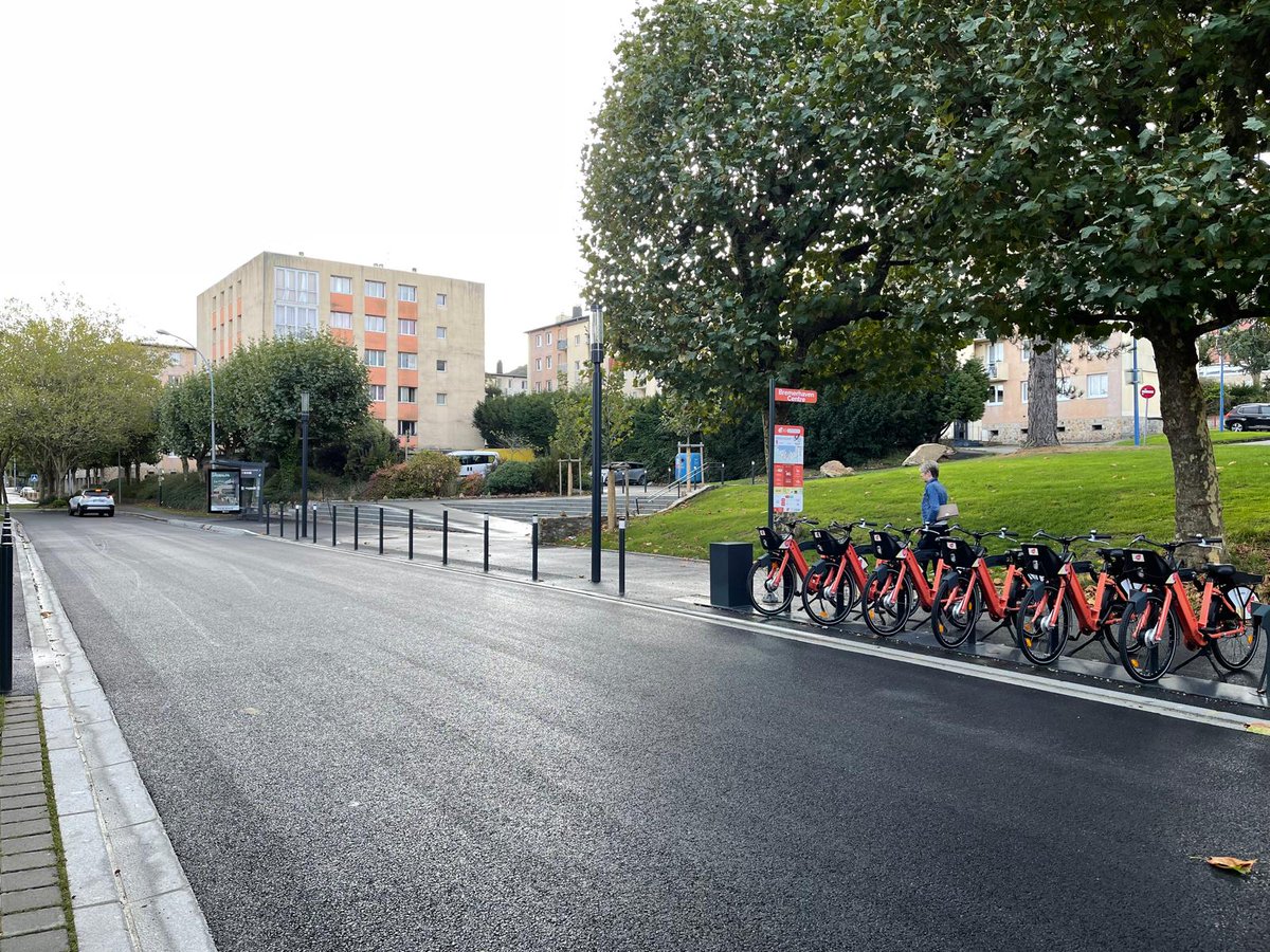 La place Jean Moulin est inaugurée ❗️
Repensée avec les habitants, les nouveaux aménagements offrent un nouveau cadre de vie au quartier + vert, des voies sécurisées en zone 30, un accès aux transports simplifié, une meilleure liaison avec le lycée.
🔗 cherbourg.fr/agendas-et-act…