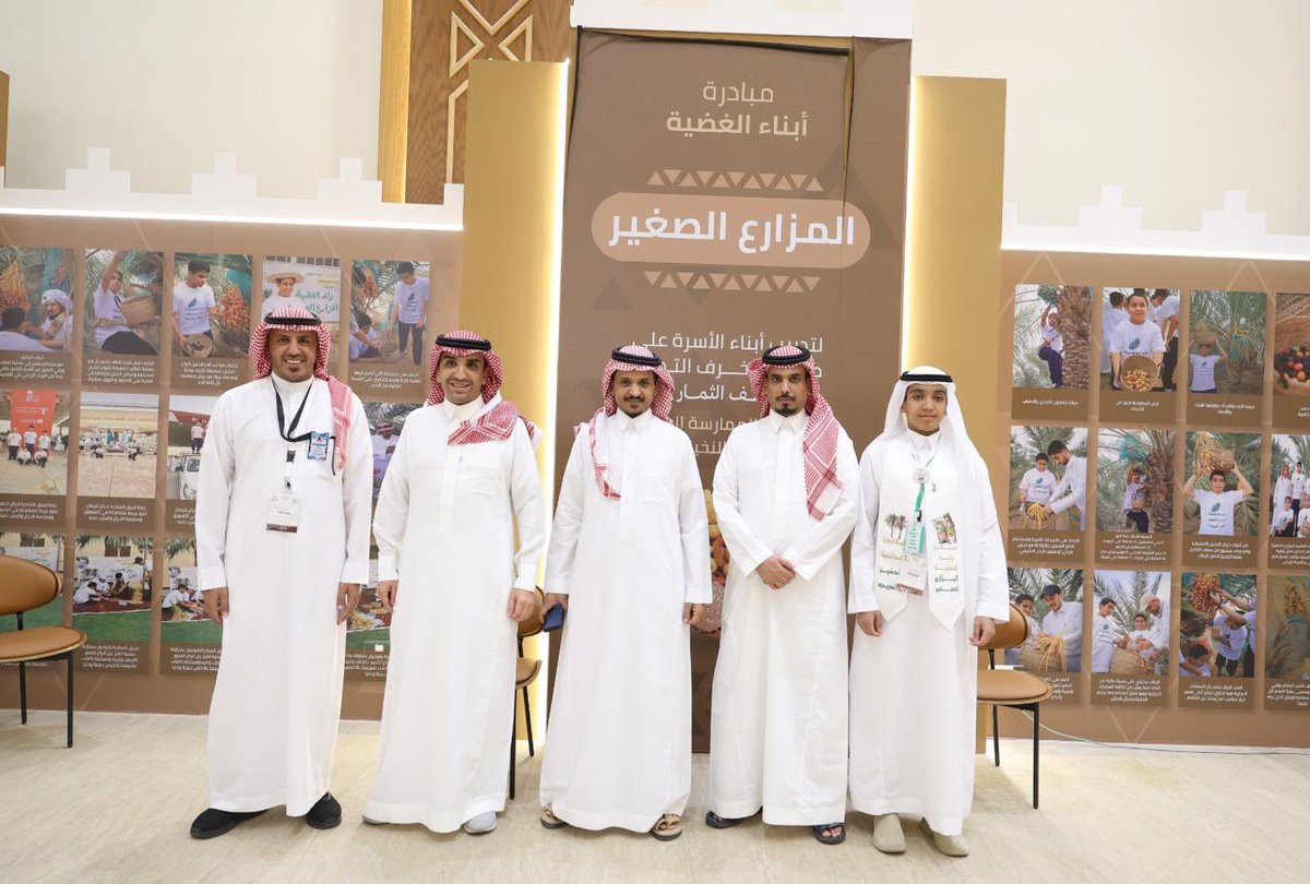 ذكر سمو سيدي ولي العهد حفظه الله
في #الخطاب_الملكي_التاريخي
أن النشاط الغير نفطي ساهم في الناتج المحلي بنسبة وصلت إلى ٥٦٪ وهذا مابات واقعاً ملموساً عبر الأنشطة المتنوعة في مملكتنا الغالية 
ومنها #كرنفال_بريدة_للتمور 
الذي سعدت بتلبية دعوته برفقة الزميلين
<a href="/ThamerAlnasser/">ثامر ابراهيم الناصر</a> و