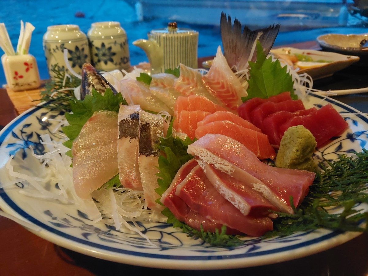 BikeYoshihiro's tweet photo. 実は伊根の舟屋に宿泊してるよ
お刺身がすっごく美味しいし、煮付けめっちゃ柔い‼
日本一周の時食べなかったからリベンジ的な贅沢をしてるよ https://t.co/5r2F1S771d