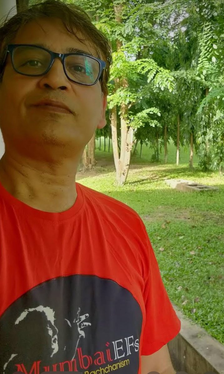 ⁦<a href="/SrBachchan/">Amitabh Bachchan</a>⁩ when we are travelling abroad not forget in wearing this EFs T shirt