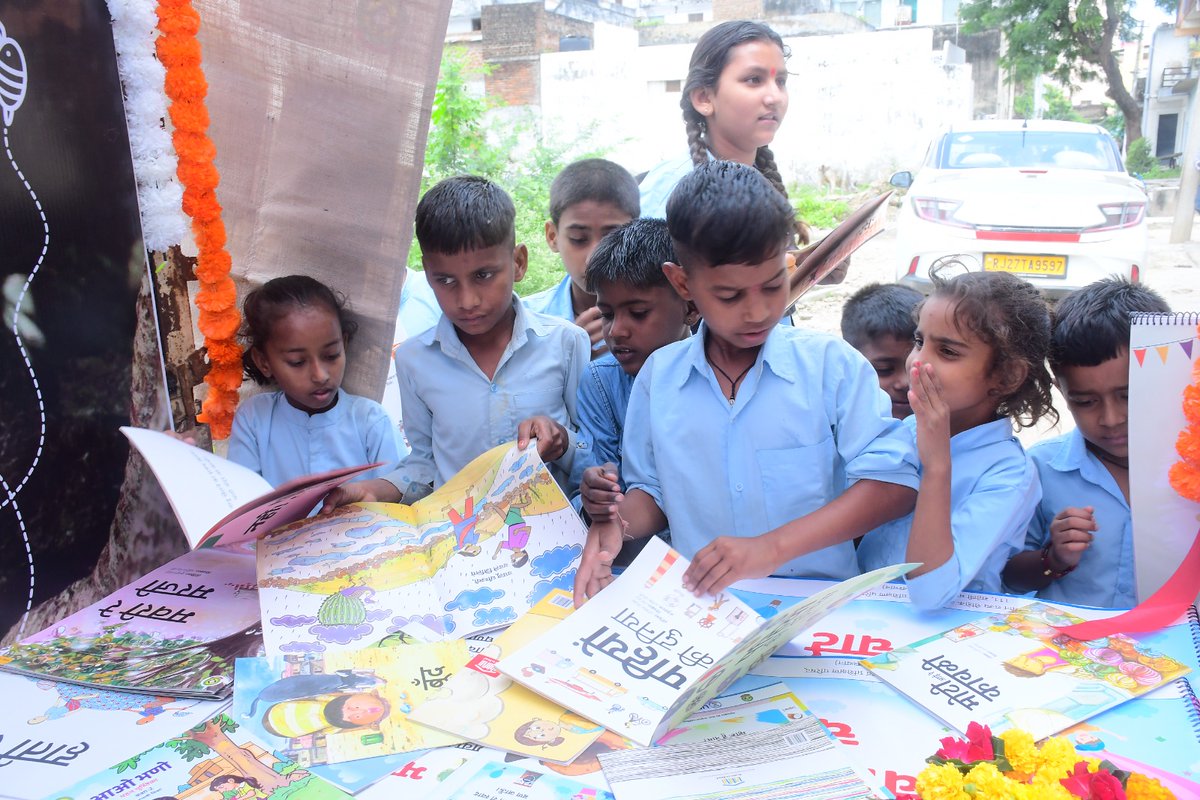 roomtoreadindia's tweet photo. #IndiaGetsReading in Sirohi! 📚🚐
On September 11, a Mobile Library Van brought joy to children in Sirohi under the Prakhar Rajasthan 2.0.
Ms. Asha Mandawat (Deputy Director, RSCERT & District In-charge, Sirohi), and other key government officials supported the initiative. https://t.co/at6cYYvLxN