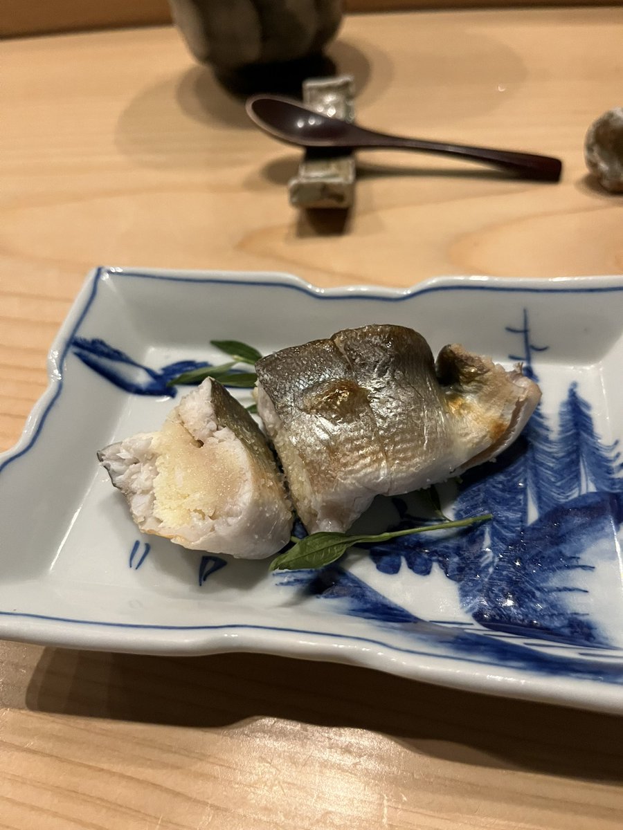isetta_23's tweet photo. 寿司利崎。きょうは、孫たちといっしょ。孫は、せりもガリも子持ちあゆもおいしいといって食べる。なんて生意気なガキなんだ。 https://t.co/gjBdh4hG90