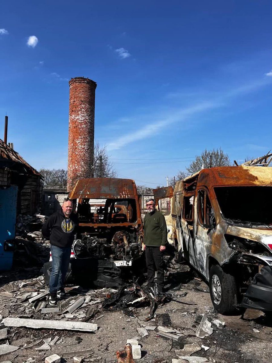 Eric_Lecomte_'s tweet image. Nous avons du matériel qui arrive en Ukraine chaque mois mais en novembre nous repartirons avec plusieurs ambulances, camionnettes et 4x4 transformés en véhicules d&apos;évacuation.

Même nous avons la chance de compter sur des hôpitaux, des zones de secours pour des dons de matériel,…