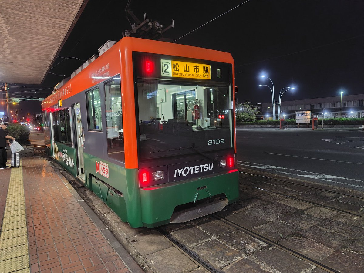 人身事故発生せいで、もう真っ暗。
路面電車の楽しみは、街中の風景を楽しむこともあるのに、何も見えない。
#四国弾丸遠征